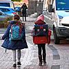 Diese beiden Kinder können ab Dienstag, 17. März, erst einmal auf ihren Schulweg verzichten. Alle Schulen und Kindertagesstätten in ...