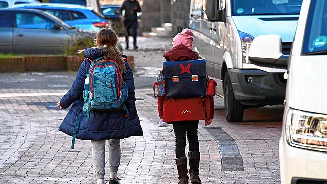 Diese beiden Kinder können ab Dienstag, 17. März, erst einmal auf ihren Schulweg verzichten. Alle Schulen und Kindertagesstätten in ...