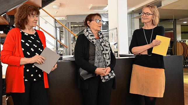 Da war die Stadtgalerie noch auf: Christiane Oßwald (links) und Christine Roth-Waldheuer im Gespräch mit der Markdorfer Künstlerin ...