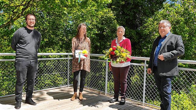 Romana Specker (2. von rechts) wurde auf der neuen Terrasse des Caritas-Zentrums St.&nbsp;Martin vom Team der Sozialstation ...