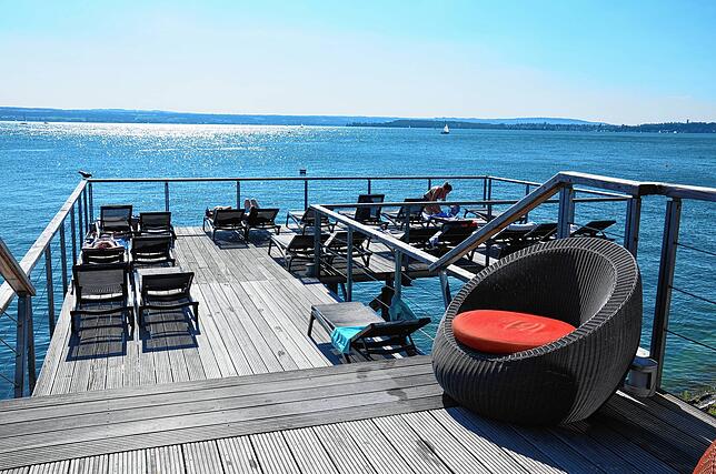 Das Sonnendeck im Außenbereich der Therme in Meersburg mit Blick auf den See.