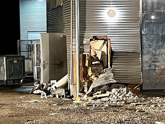 Die Täter hinterließen ein Bild der Verwüstung am gesprengten Bankautomaten in Buchs im Schweizer Kanton Zürich.