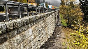 Zwischen Bärental und Feldberg wird diese Stützmauer saniert. Der Verkehr auf der B317 wird auf Höhe der Baustelle mit einer Ampel geregelt.