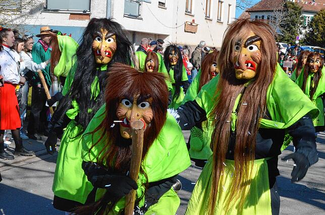 Die Glasbachhexen aus Buchenberg suchen sich gezielt Opfer aus, um sie mit Konfetti zu verzieren.