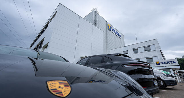 Tojner und Porsche teilen sich künftig die Anteile der Varta AG zu je 50 Prozent.