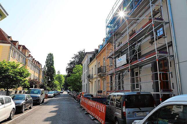 Eines der Gründerzeithäuser in der Konstanzer Buchnerstraße wird saniert. Das Gebäude unterliegt dem Ensembleschutz. Das bedeutet, dass ...