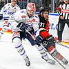 Die Wild Wings verpassen in Köln einen Sieg. Hier kämpft Schwenningens Marius Möchel (links) mit Mark Olver von den Kölner Haien um den ...
