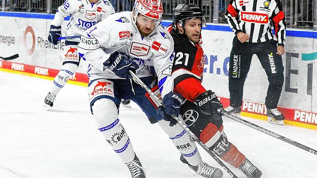 Die Wild Wings verpassen in Köln einen Sieg. Hier kämpft Schwenningens Marius Möchel (links) mit Mark Olver von den Kölner Haien um den ...