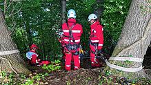 Von oben wurde ein Höhenretter zu der Frau hinuntergelassen.