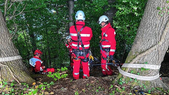 Von oben wurde ein Höhenretter zu der Frau hinuntergelassen.