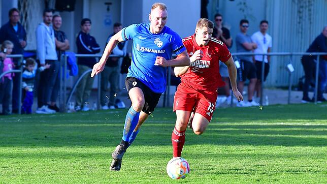 Matchball verpasst: Marius Thoma (vorn, im Laufduell mit Laurenz Hiller) hatte in der Nachspielzeit den Siegtreffer für die SG ...