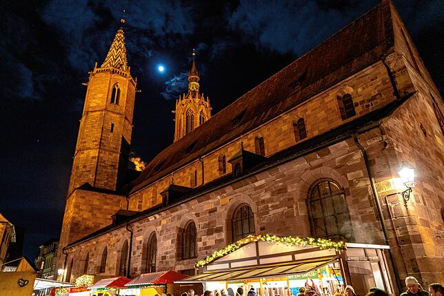 Rund um den Villinger Münsterplatz sind die Buden des Weihnachtsmarktes aufgestellt.