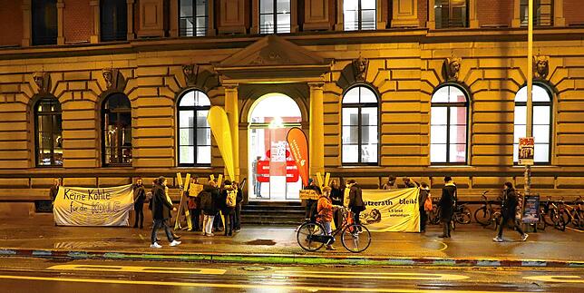 Mitglieder des Bündnisses „Lützi bleibt“ demonstrieren vor der Sparkasse an der Marktstätte für den Erhalt des Dorfes Lützerath.