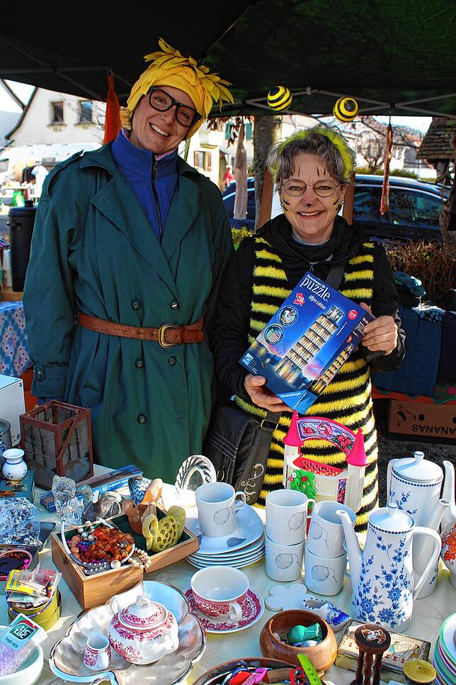 Tina Kraus (links) hat zwei Jahre lang Flohmarktartikel für den Krämermarkt gesammelt und gerade ein Puzzlespiel an Christel Speth verkauft.