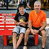 Lennox und seinem Vater Oliver Braunagel ist der Schriftzug auf der &bdquo;Roten Bank&ldquo; gleich aufgefallen.