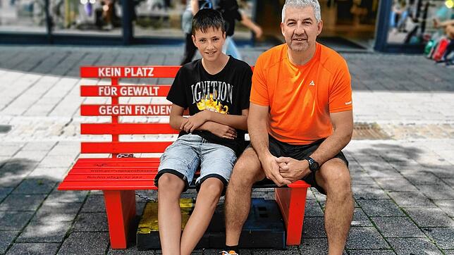 Lennox und seinem Vater Oliver Braunagel ist der Schriftzug auf der &bdquo;Roten Bank&ldquo; gleich aufgefallen.