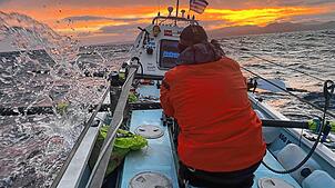 Steve Chetcuti auf seinem Ruderboot. So einen Sonnenuntergang könnte er in den zwei Monaten auf dem Meer öfter erleben.