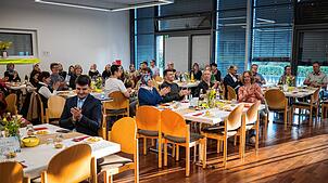 Die muslimischen Mitglieder des Hegau-Kulturvereins feiern mit Freunden vieler Religionen im Wichern-Saal der Lutherpfarrei das ...