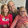 Leni (rechts) mit ihrer Mutter Ramona Burger und ihrer kleinen Schwester Emilia. Die Siebenjährige hat das Down-Syndrom und besucht eine ...