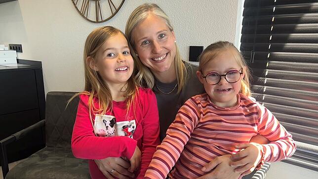 Leni (rechts) mit ihrer Mutter Ramona Burger und ihrer kleinen Schwester Emilia. Die Siebenjährige hat das Down-Syndrom und besucht eine ...