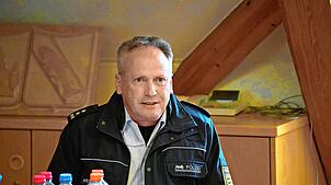Rainer Weisser, Leiter des Furtwanger Polizeipostens, stellt die Kriminalitätsstatistik für Vöhrenbach vor.  Foto:  Stefan Heimpel