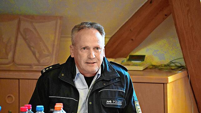 Rainer Weisser, Leiter des Furtwanger Polizeipostens, stellt die Kriminalitätsstatistik für Vöhrenbach vor.  Foto:  Stefan Heimpel