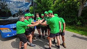 Zehn Mann, ein Team – Jubel bei den Unterkirnacher Tauziehfreunden nach der gelungenen Wette.
