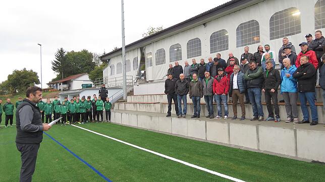 FC ist jetzt grün Mit einem kleinen Festakt und zahlreichen Gästen hat der Birgachtaler FC nun die Fertigstellung seines Kunstrasens ...