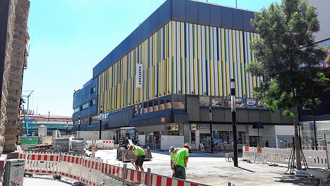 Es ist fünf vor zwölf für Karstadt in Singen. Betriebsratsmitglieder und Gewerkschaftsvertreter rufen zur Protestkundgebung für den ...
