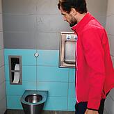 Ein Ort, den viele nur notgedrungen aufsuchen: Rastplatz-Toiletten haben ein schlechtes Image. Diese hier ist von der Funktion und ...