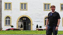 Phillip Kannappel steht vor dem oberen Schloss in Immendingen.