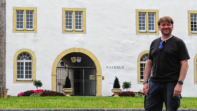 Phillip Kannappel steht vor dem oberen Schloss in Immendingen.