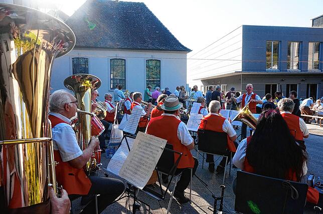 Tolle Truppe: Die Florianer unter der Leitung von Bernhard Basler begleiten nach der Glockenweihe auch das Fest vor dem Gemeindehaus.