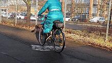 Noch am Vormittag gibt es auf Konstanzer Rad- und Gehwegen ï¿½berall glatte Stellen, die das Radfahren zum Eiskunstlauf machen wie hier ...