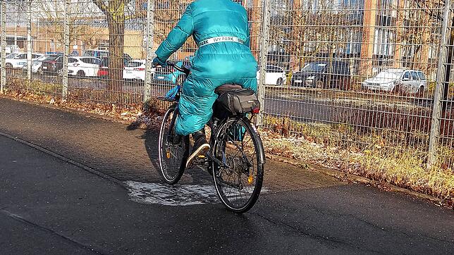 Noch am Vormittag gibt es auf Konstanzer Rad- und Gehwegen ï¿½berall glatte Stellen, die das Radfahren zum Eiskunstlauf machen wie hier ...
