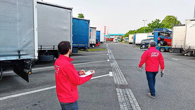 Sven Hübschen und Uwe Witfer vom ACE checken die Parksituation der Brummis.