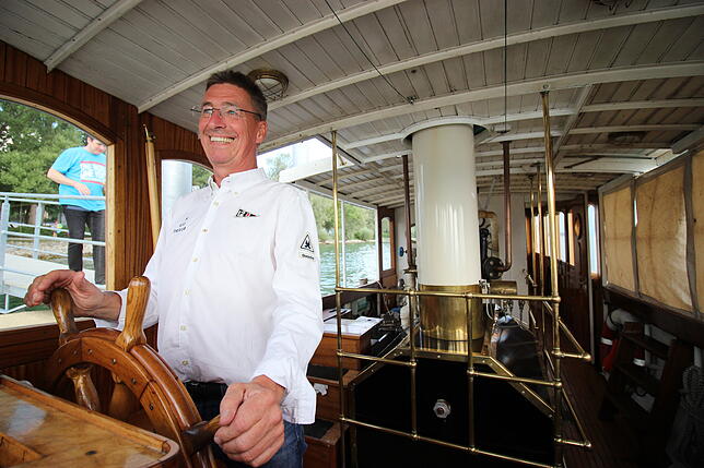Ein Mann und ein Schiff: Jochen Meyer am Steuerrad der &bdquo;Gustav Prym&ldquo;.