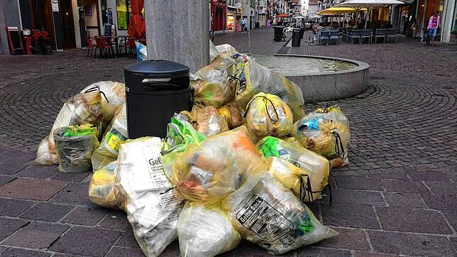 Gelbe Säcke in der Kaiserstraße in Waldshut-Tiengen. Rund 50 Prozent des Inhalts gehört laut Landratsamt eigentlich gar nicht hinein.