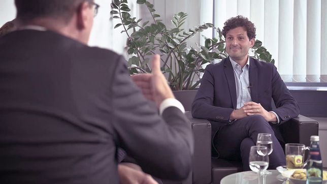 Bild : Das Gespräch zum Thema Wohnen: Uli Burchardt und Luigi Pantisano diskutieren vor der OB-Wahl ihre Ideen rund um Immobilien und Mieten