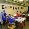 Kreativ sind mit Museumspädagogin Cornelia Maser, (von links) Arianna Klinger, Salomé Meyer, Adrian Klinger, Klara und Johann Dür. Bild: ...