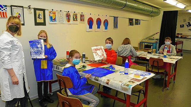 Kreativ sind mit Museumspädagogin Cornelia Maser, (von links) Arianna Klinger, Salomé Meyer, Adrian Klinger, Klara und Johann Dür. Bild: ...