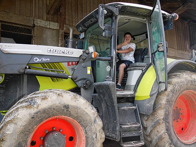 Glückliches Lachen zwei Monate nach der Flucht: Anatolii Mandziuk liebt den großen Traktor auf dem Hof Felix. Gelegentlich darf der ...