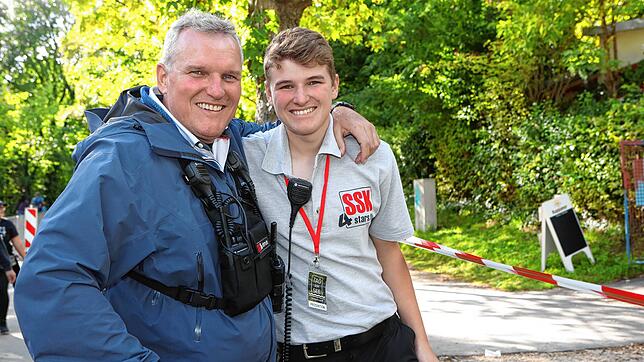Bild 38: Tausende Fans kommen zu den Ärzten ins Bodenseestadion. Hier sind die Bilder des Abends