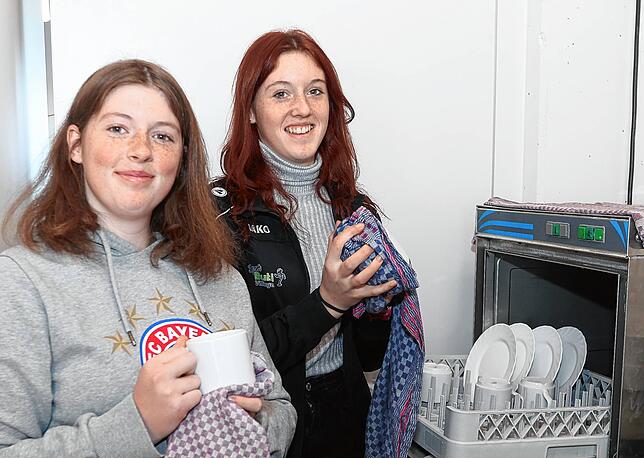 Caroline und Sarah Wehrle sorgen in der Kaffeestube für genügend saubere Tassen und Teller.