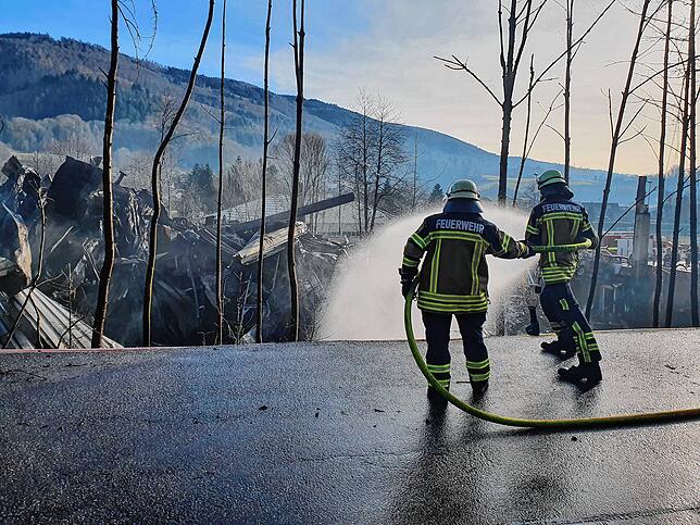 Lösch- und Aufräumarbeiten am Samstag nach dem Großbrand im Wehra-Areal: Von der Industriestraße aus werden Trümmerteile gekühlt, ...