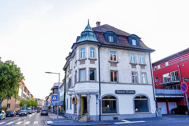 Die Villa Bögle, besser bekannt als „Blumen Hirscher“, ist ein Wohn- und Geschäftsgebäude, das stellvertretend für die erste ...