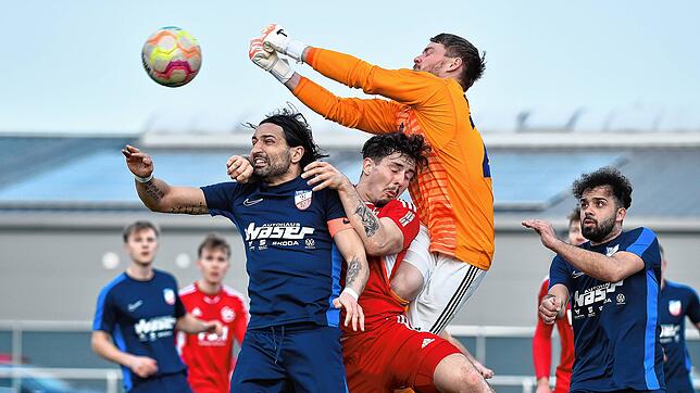 Comeback: Spielführer und Abwehrchef Bora Kalyon (links) trug bei seiner Rückkehr auf das Spielfeld mit einem Tor zum Sieg des VfB ...