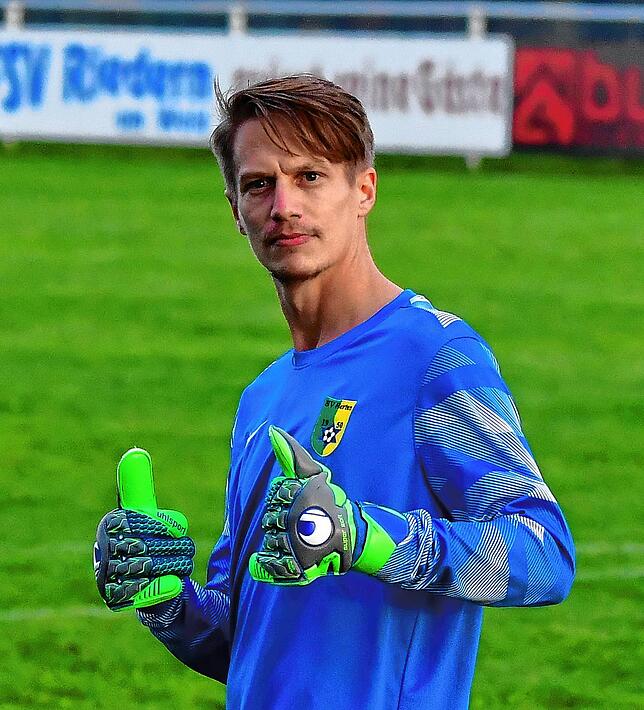 Mann für alle Fälle: Eigentlich hat Lucas Eschbach beim SV Herten mit dem Fußball aufgehört. Doch wenn im Tor einmal „Not am Mann“ ...