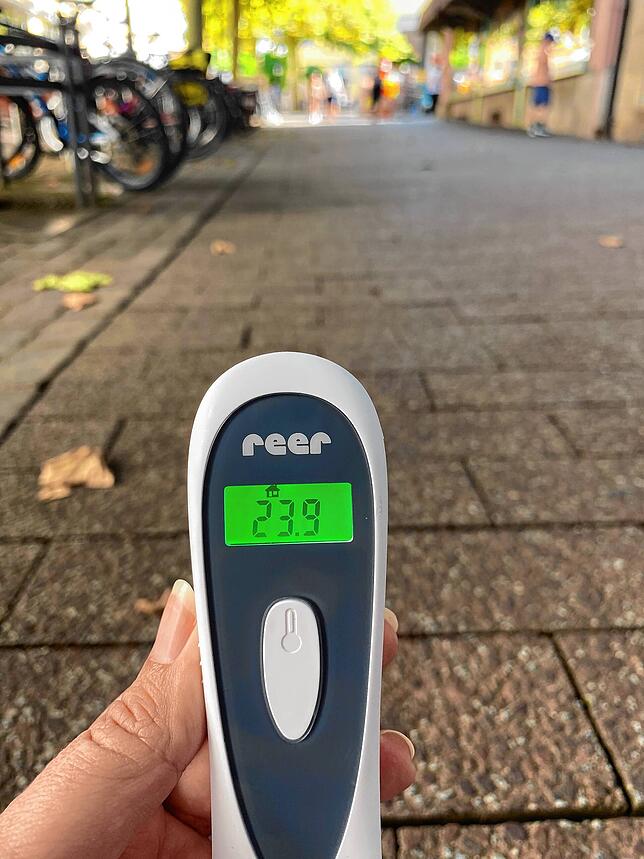 Kühler ist es in der Schützenstraße in der Radolfzeller Innenstadt: Hier unter den Bäumen hat es angenehme 23,9 Grad.