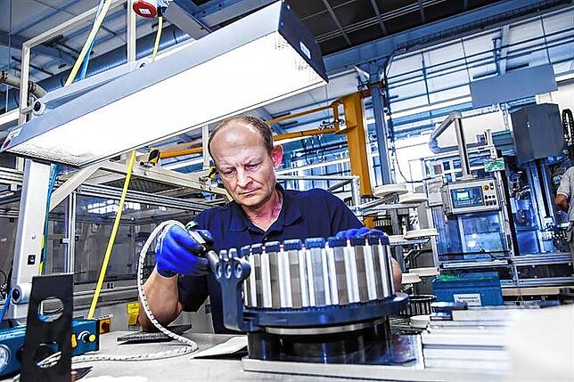 Ein Mitarbeiter der ZF-E-Division bei der Arbeit. In der Sparte, die jetzt ausgegeliedert werden könnte, arbeiten 33.000 Menschen.